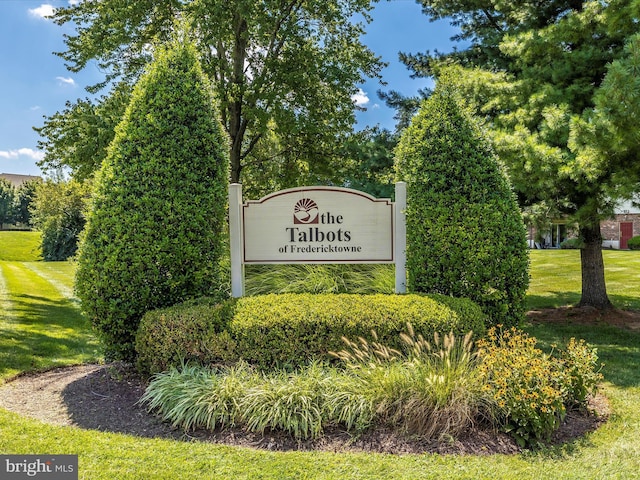 community / neighborhood sign with a lawn