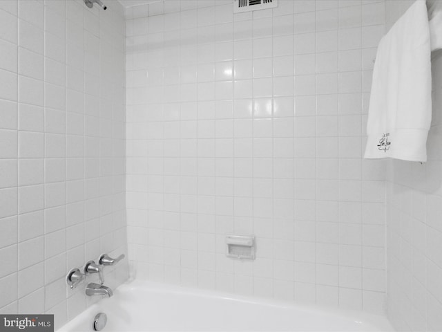 bathroom featuring tiled shower / bath combo