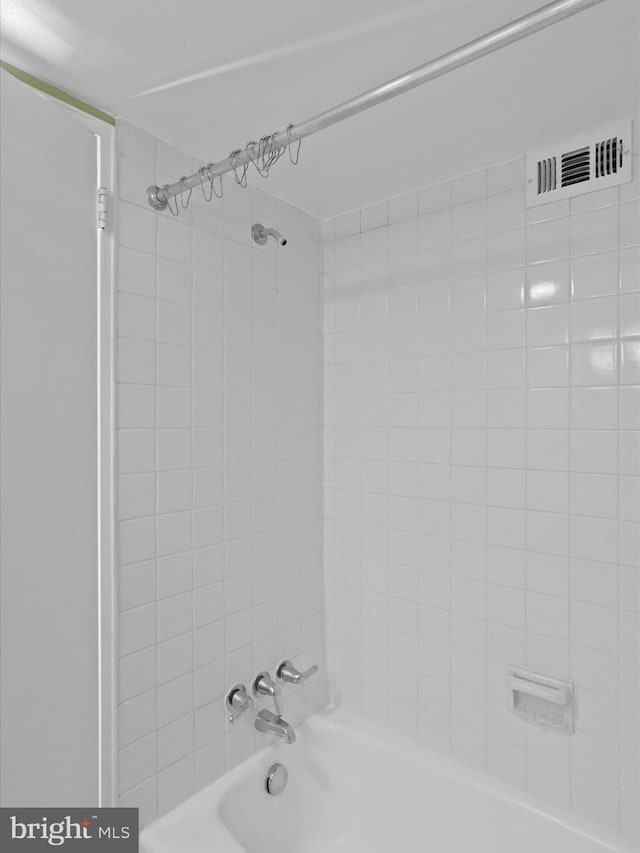 bathroom featuring tiled shower / bath combo