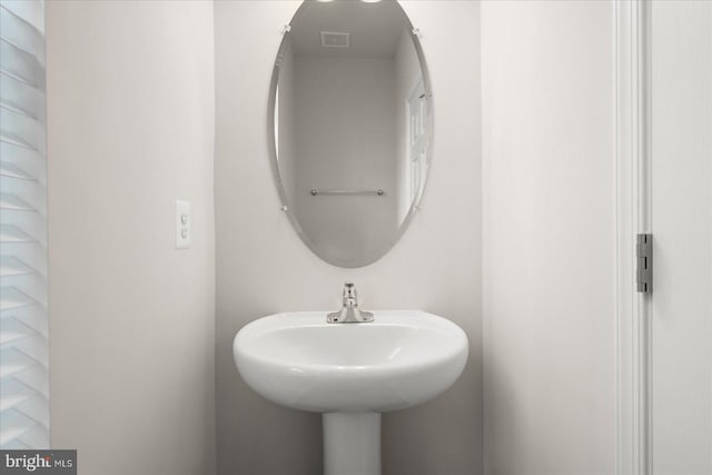 bathroom featuring sink