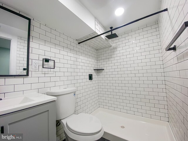 4827 N Warnock St, Philadelphia, PA 19141 - full bath featuring tile walls, vanity, tiled shower, and backsplash