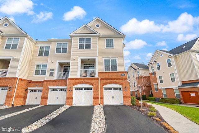 townhome / multi-family property featuring a balcony