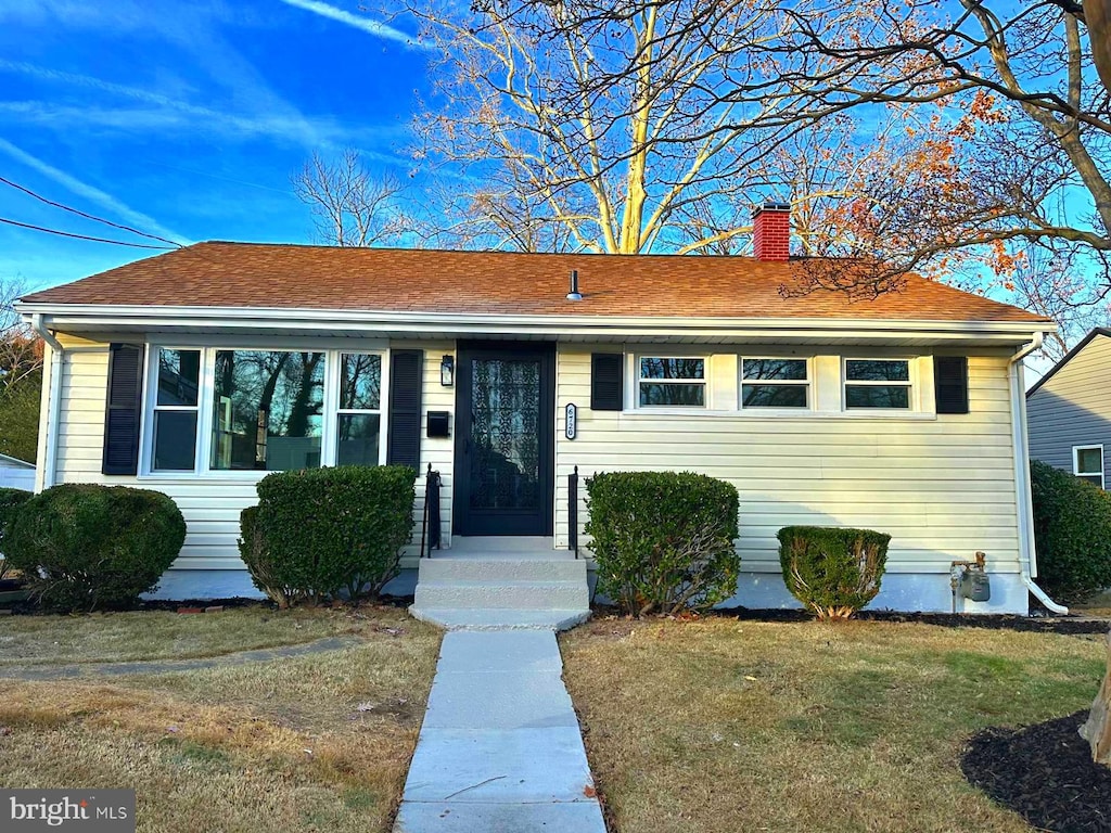 view of front of home with a front lawn