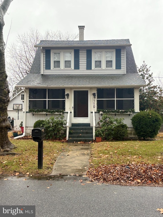 view of front of property with a front yard