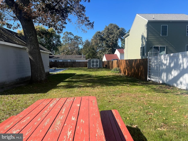 view of yard featuring a storage unit