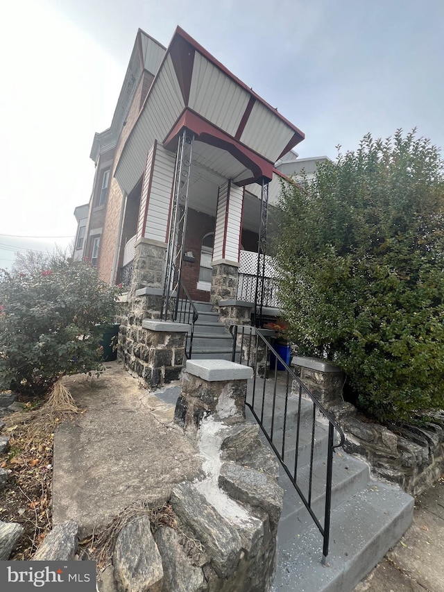 view of front of property featuring a porch