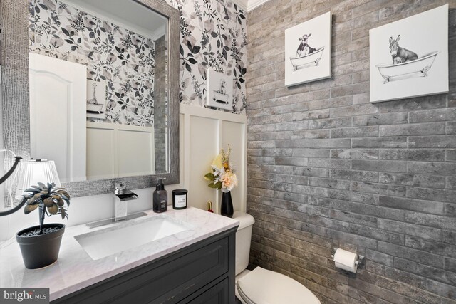 6616 Osborne Hill Dr, Upper Marlboro, MD 20772 - bathroom featuring vanity, wainscoting, wallpapered walls, toilet, and crown molding