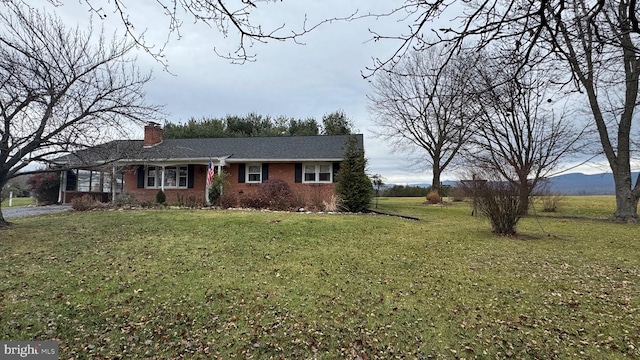 ranch-style house featuring a mountain view and a front yard