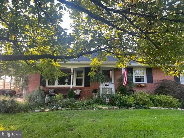 view of front of house featuring a front lawn