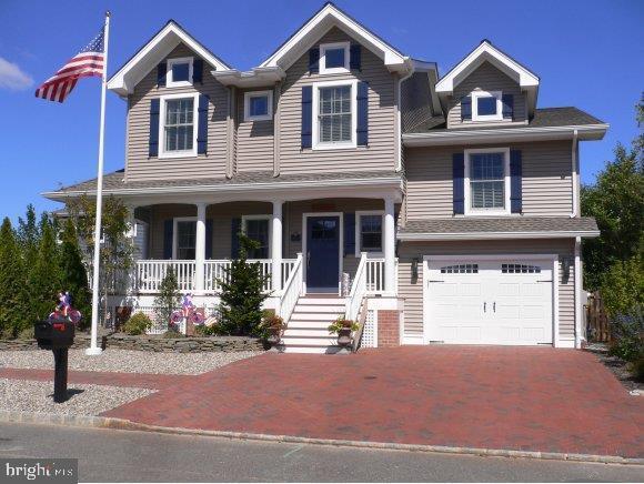 view of front of house with covered porch and a garage