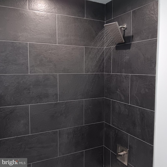 1911 N Lawrence St, Philadelphia, PA 19122 - bathroom view of tiled shower