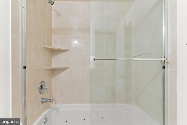 bathroom with tiled shower / bath