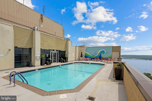 view of swimming pool featuring a water view