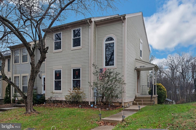 view of front of property with a front lawn