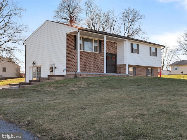 split foyer home featuring a front lawn