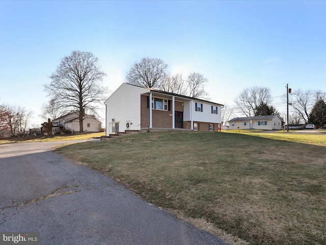 bi-level home featuring a front yard