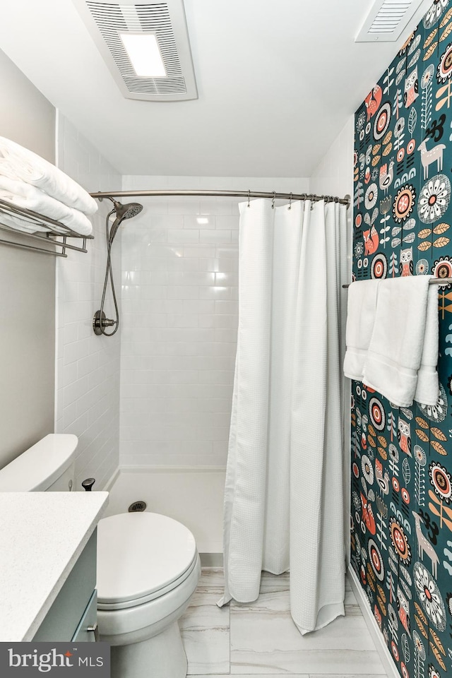 bathroom featuring a shower with curtain, vanity, and toilet