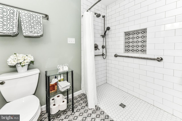 bathroom with toilet and a shower with shower curtain