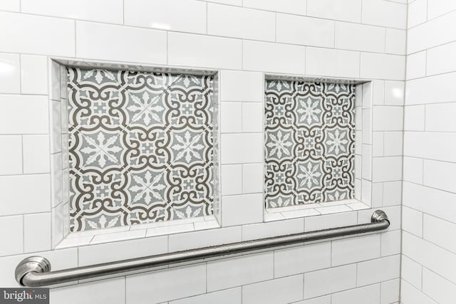 bathroom featuring a tile shower