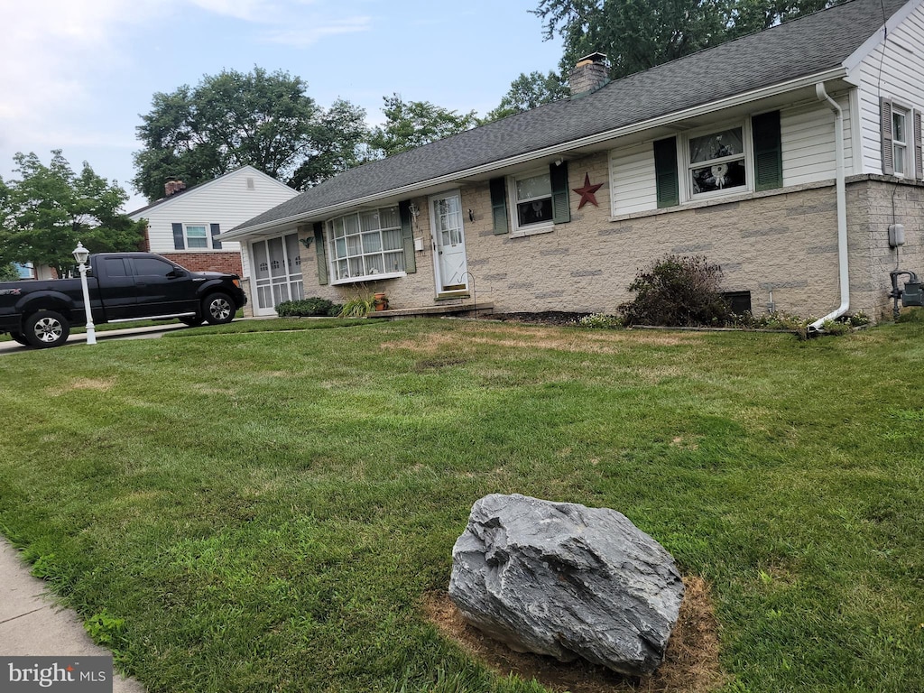 single story home with a front yard