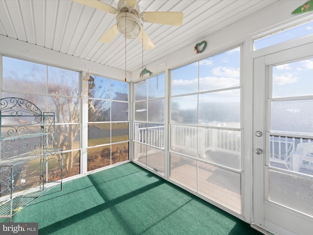 sunroom with ceiling fan