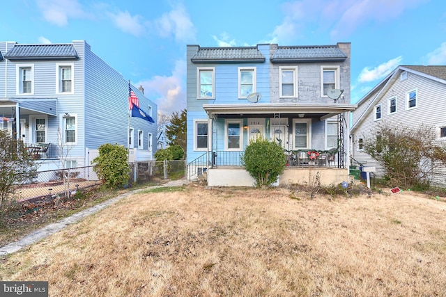 view of front facade with covered porch and a front yard