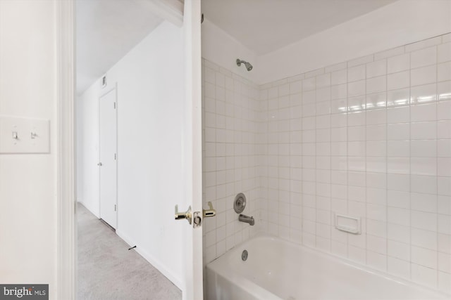 bathroom featuring tiled shower / bath combo