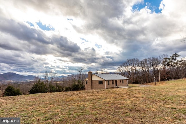 view of yard featuring a mountain view