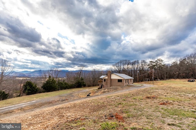 view of yard featuring a mountain view