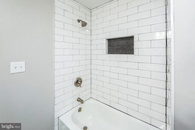 bathroom with tiled shower / bath