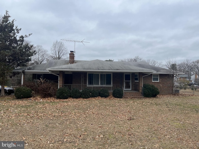 ranch-style house featuring a front lawn and a porch