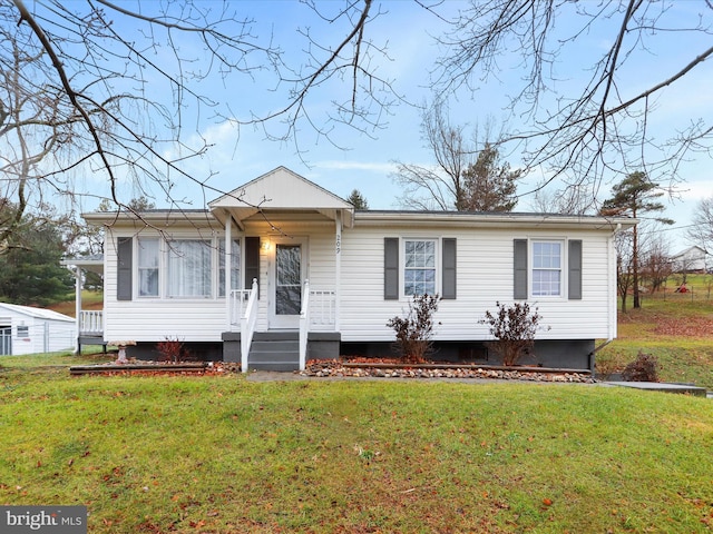 view of front of home featuring a front lawn