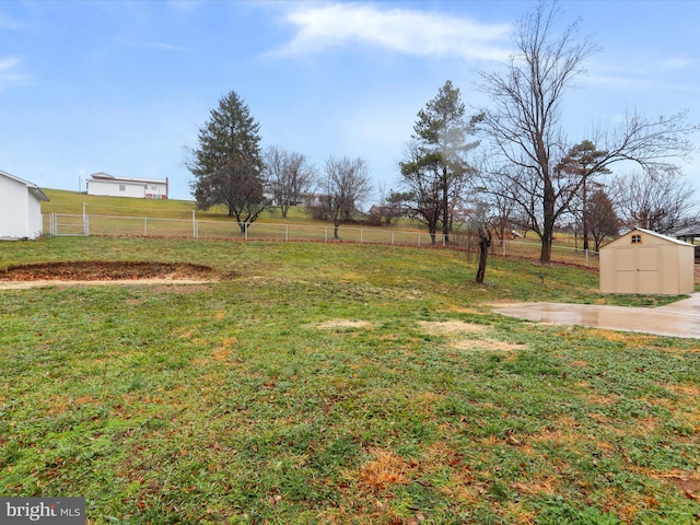 view of yard featuring a rural view and a shed