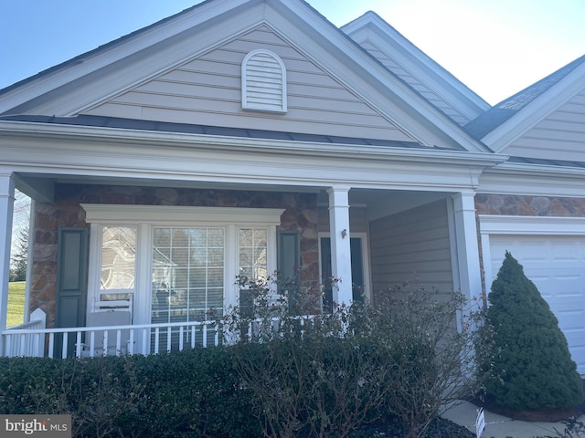 view of front of home with covered porch and a garage