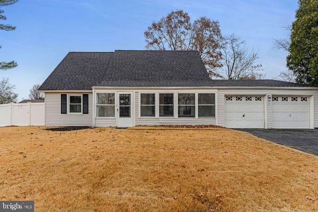 view of front facade featuring a garage and a front lawn