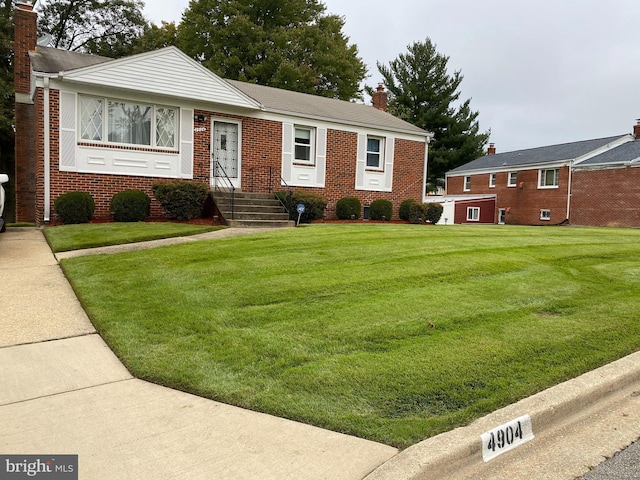 view of front facade with a front yard