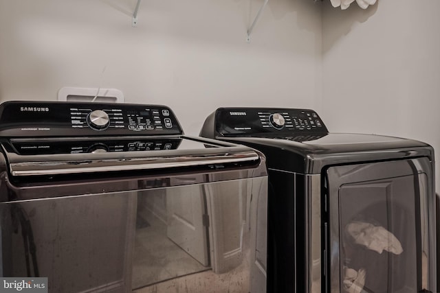 laundry room with washing machine and dryer