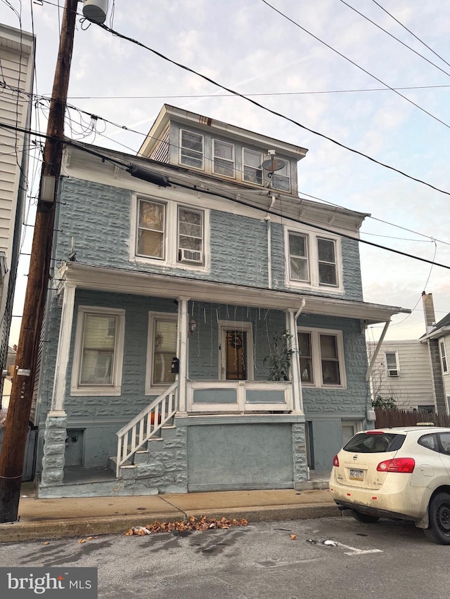 view of front facade with covered porch