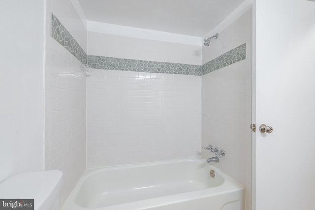 bathroom with tiled shower / bath