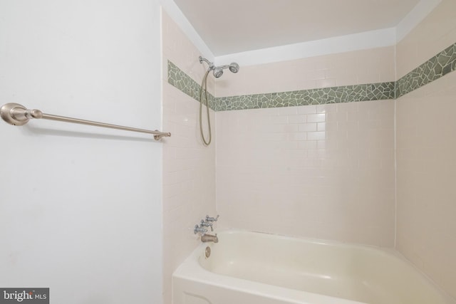 bathroom featuring tiled shower / bath