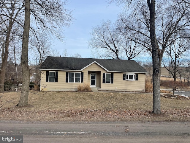 ranch-style house featuring a front yard