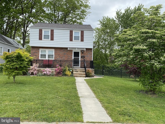 view of front of home featuring a front yard