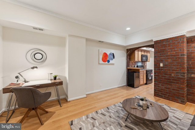 living area featuring arched walkways, visible vents, light wood finished floors, and baseboards