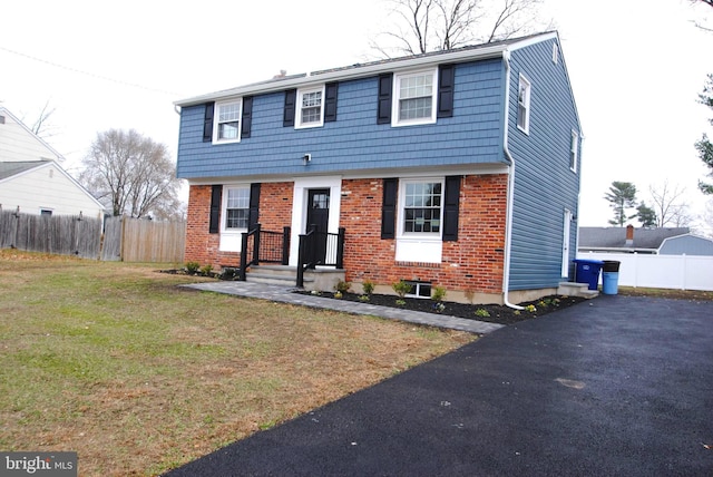 view of front property featuring a front lawn