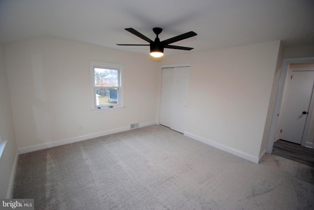 carpeted spare room featuring ceiling fan