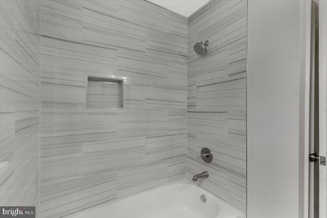 bathroom featuring tiled shower / bath