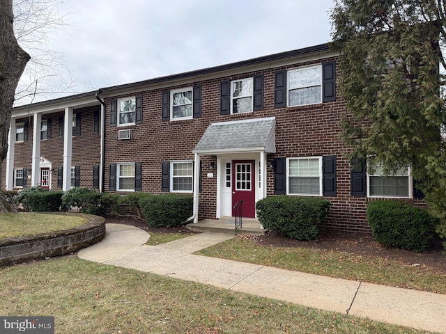 multi unit property featuring a front lawn