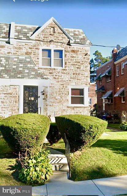 view of front facade with a front lawn