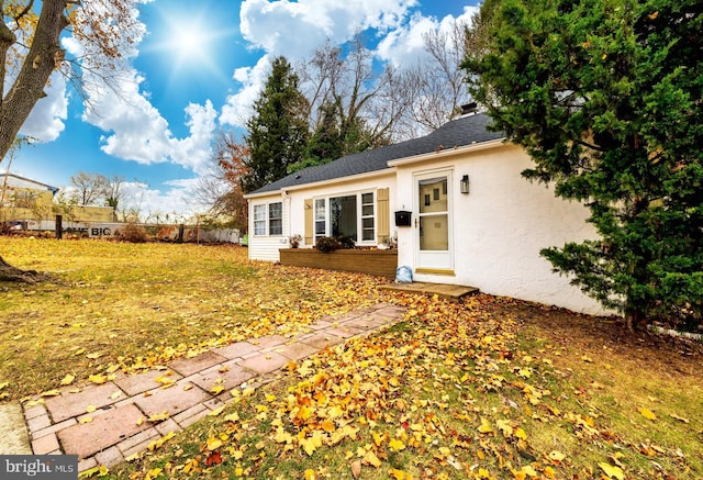 view of front facade featuring a front yard