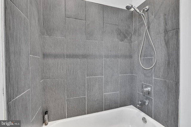 bathroom with tiled shower / bath combo